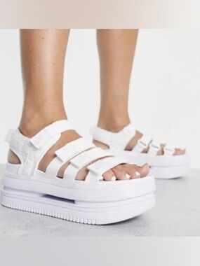 Nike Icon Classic Women’s White Platform Sandals size 8